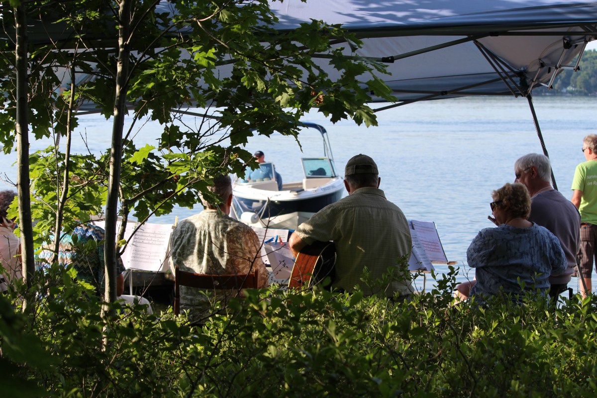 The Hoolies entertain the crowds as they arrive